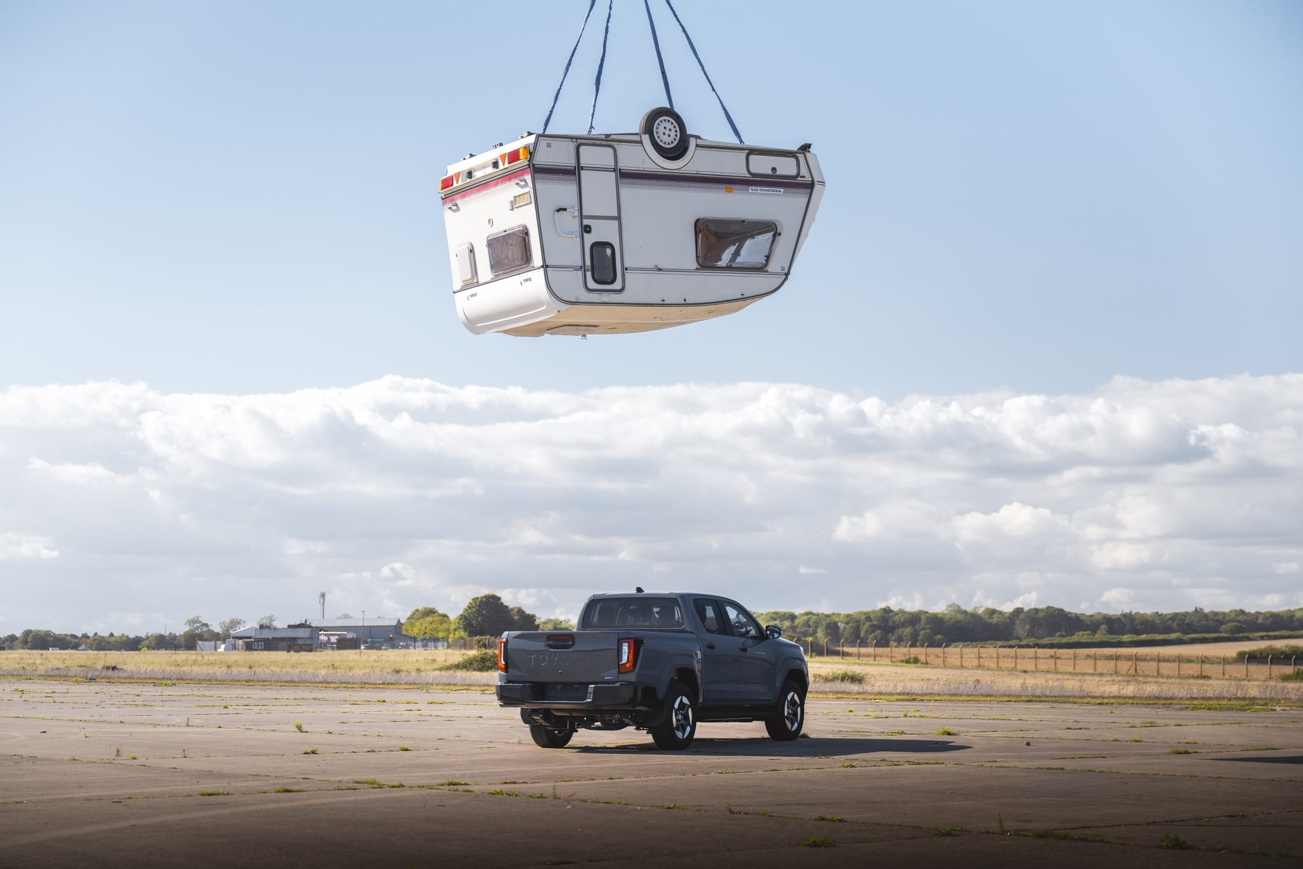 Zrzucili przyczepę kempingową na Toyotę Hilux