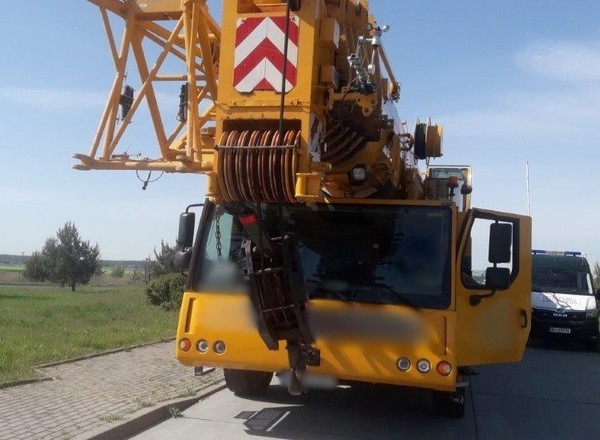 Jechał potężnym dźwigiem bez zezwolenia. Inspektorzy się nie mylili