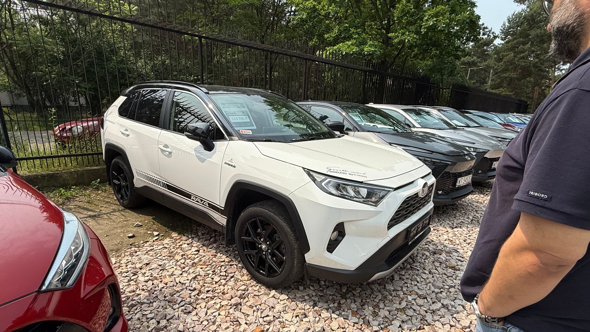 Toyota RAV 4 z 2020 r. oferowana przez autoryzowanego dilera za 123 tys. 700 zł