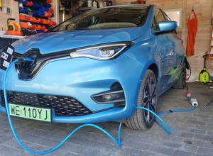Ostatnia chwila na inwestycję w panele fotowoltaiczne. Mogą zasilać auto na prąd