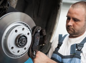 Co zrobić, żeby auto dobrze hamowało?