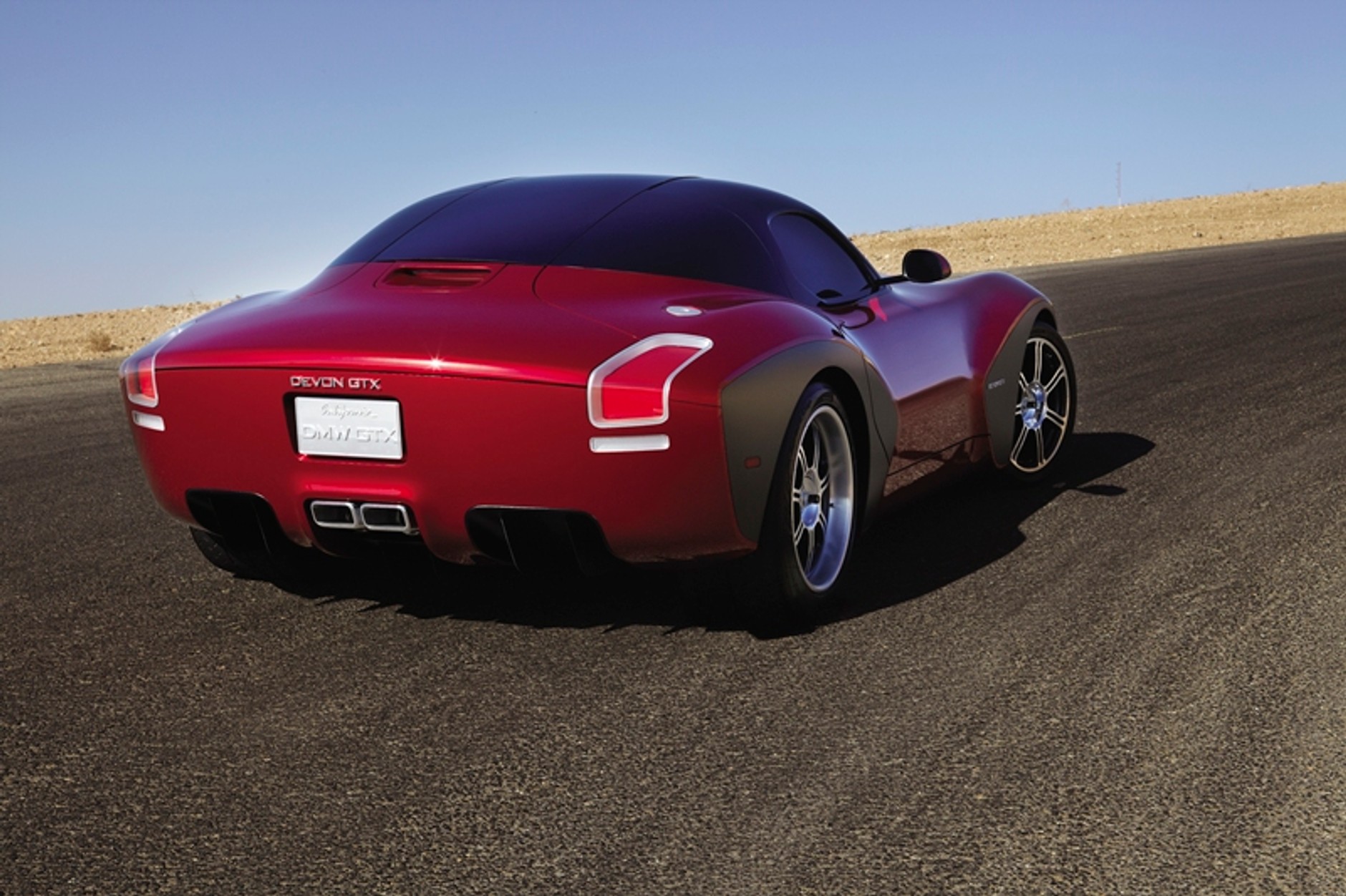 Kim jest ta kobieta? I co to za auto?