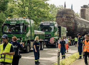 Gigant na drodze. 500-tonowy U-Boot był przewożony ciężarówką