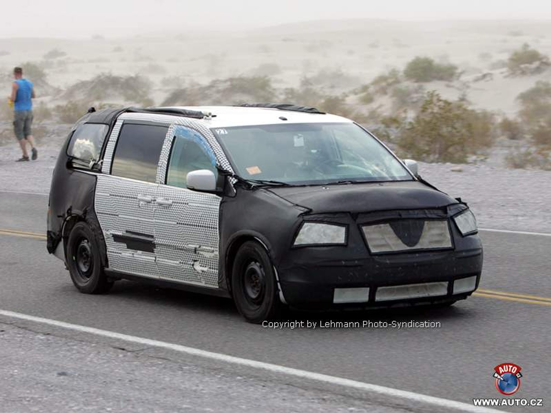 Zdjęcia szpiegowskie: nowy Chrysler Town&amp;Country (Voyager)