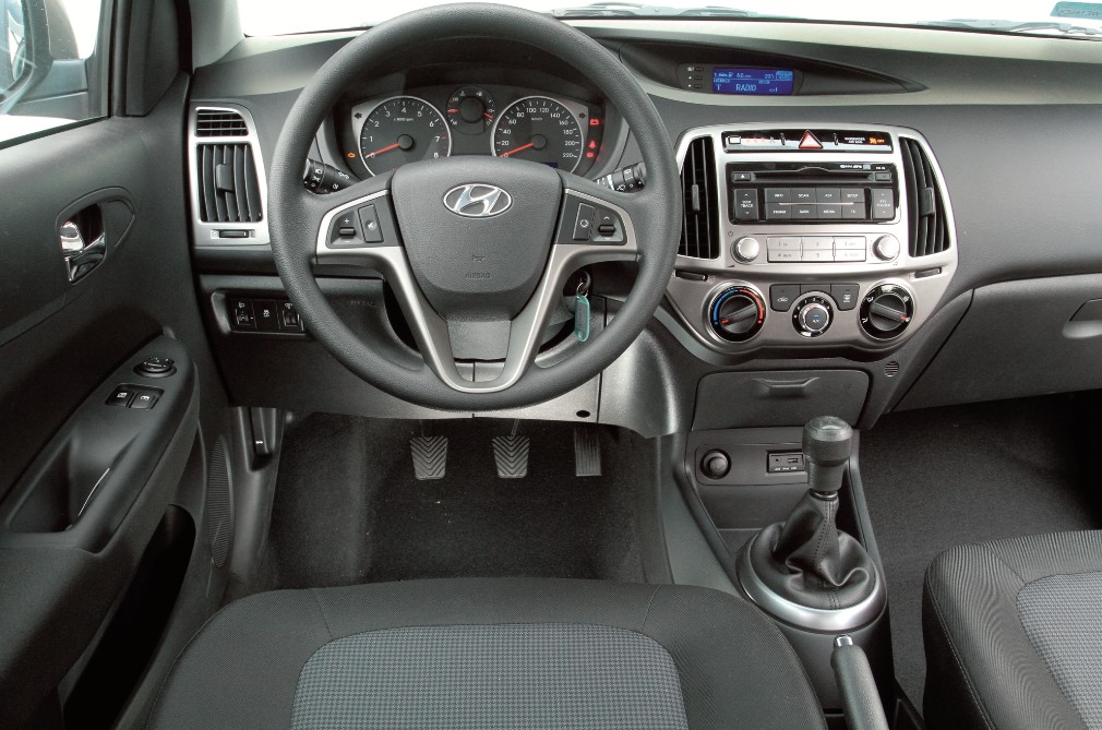 Niby projektowano go w Europie, ale kokpit i20 trudno uznać za ładny, na szczęście jest on ergonomiczny