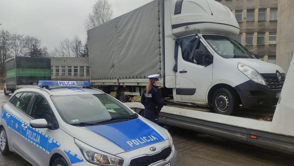 Policjanci rozbili szybę samochodu dostawczego, by dostać się do niereagującego mężczyzny 