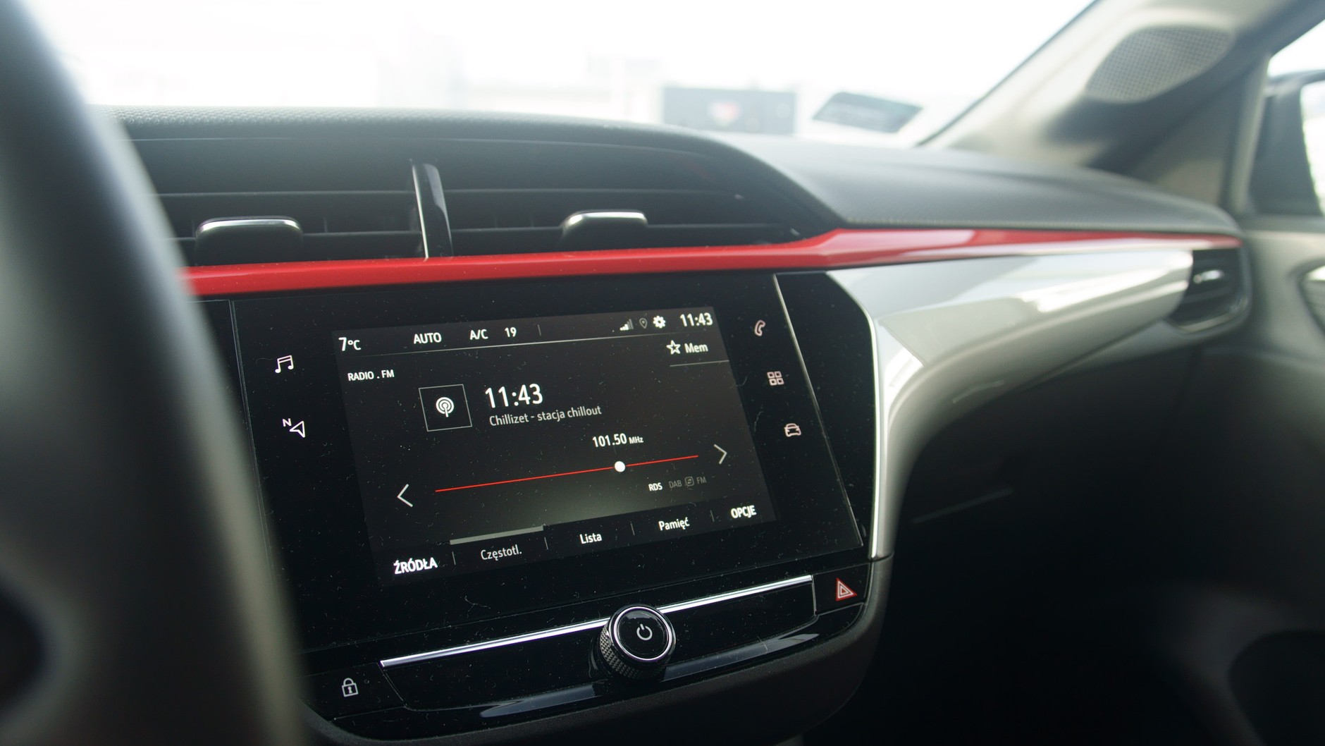 Opel Corsa – elektryk vs. spalinowiec. Który lepszy do miasta?