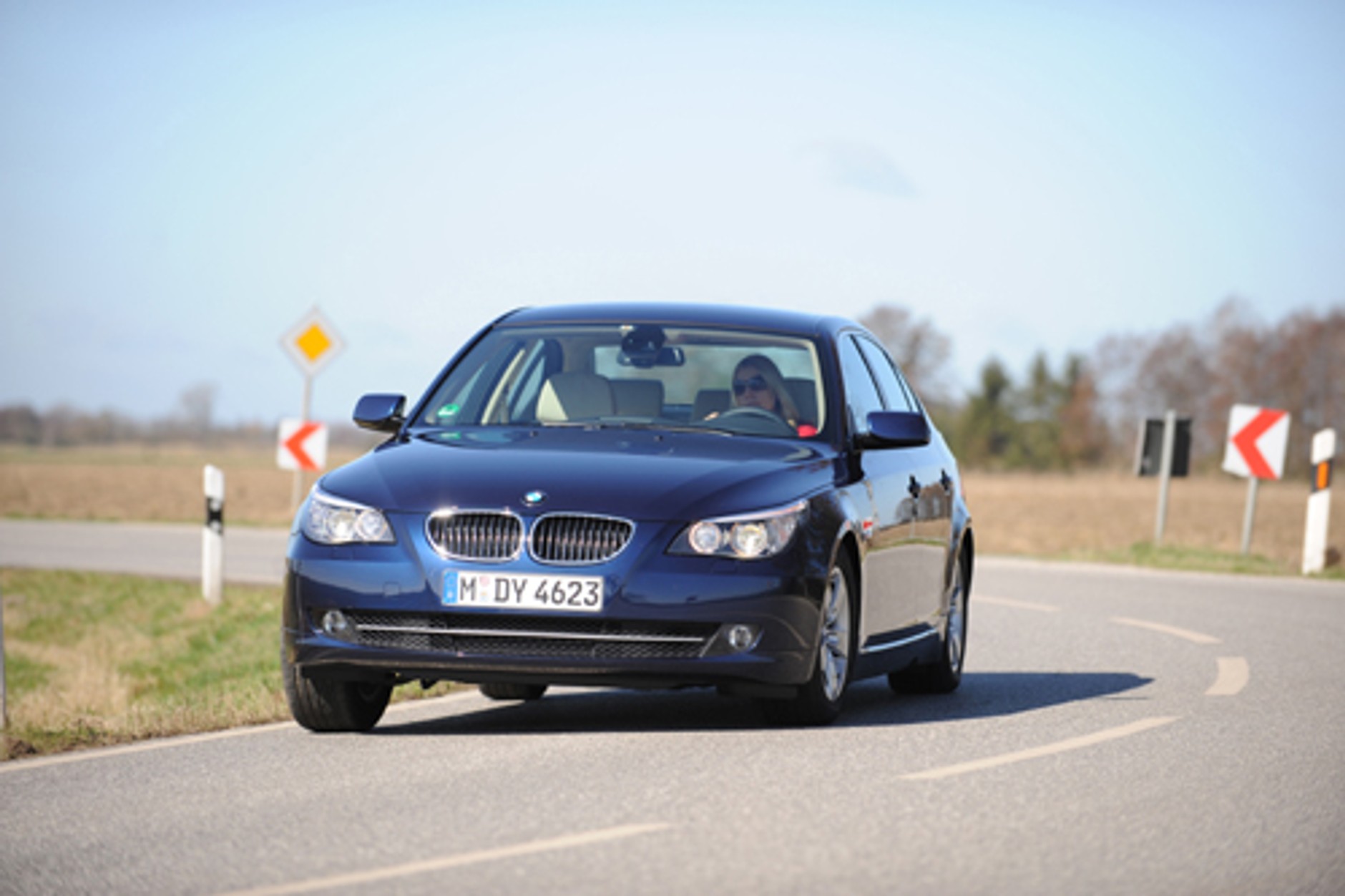 Nowy Mercedes Klasy E kontra Audi A6 i BMW Serii 5: Gwiazda kontra pierścienie i szachownica