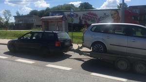 Passatem ciągnął lawetę z autem, w którym siedziały dzieci