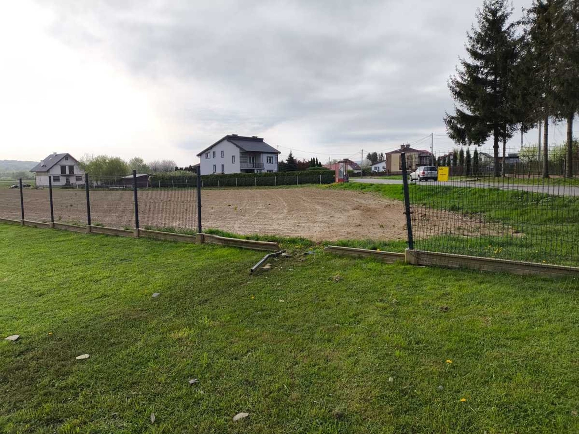 Kierowca Audi z impetem dachował przez dwie działki