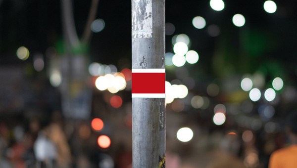 Niemcy owijają latarnie takimi paskami. To ważna informacja dla kierowców. Niewiedza kosztuje