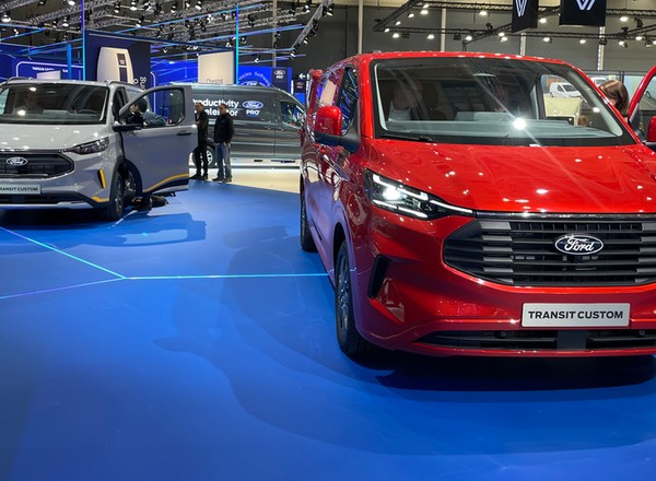 Nowy Ford Transit Custom nie tylko na prąd. Będą także diesel i hybryda