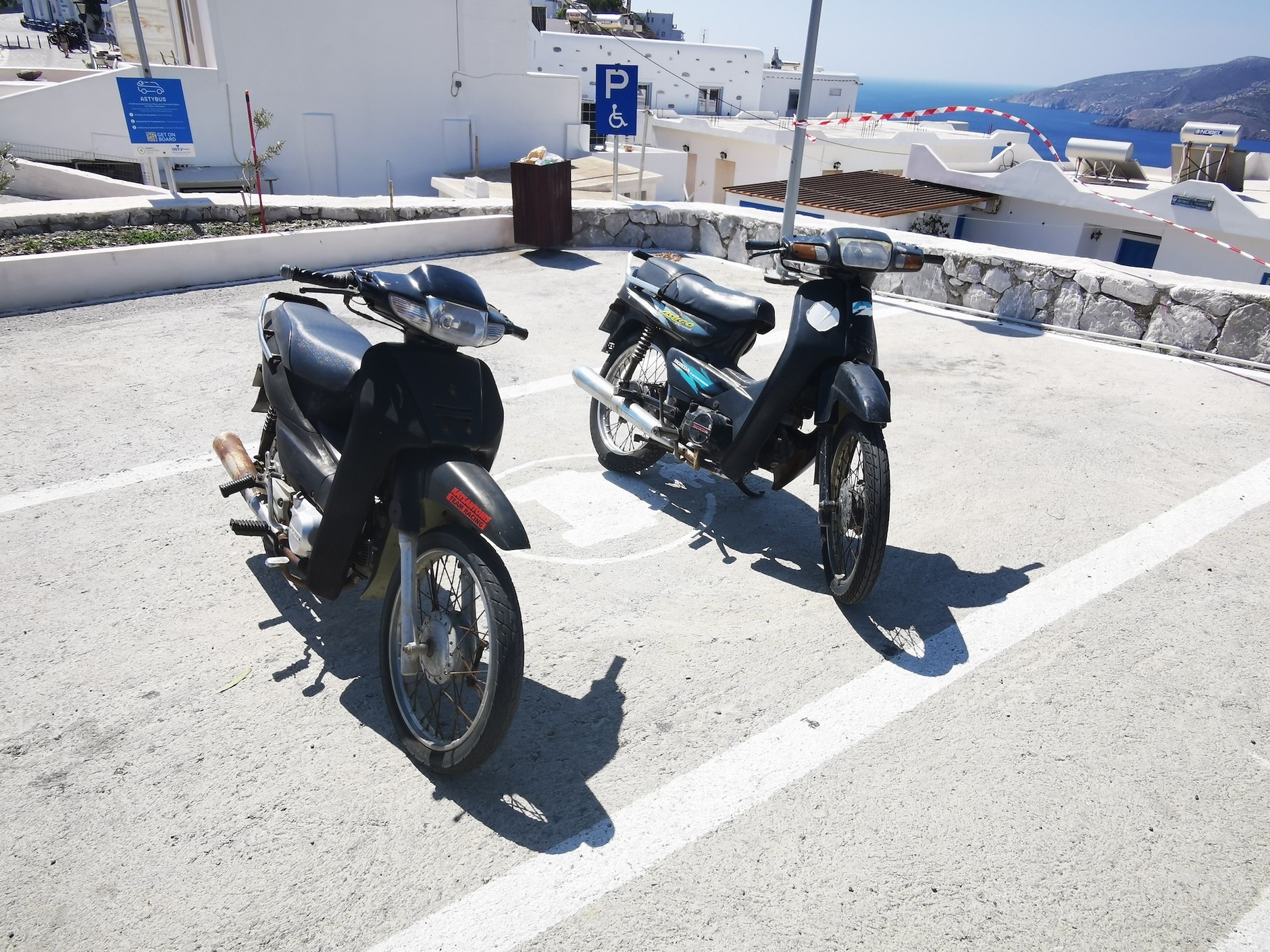 Astypalea: motocykle i motorowery są tu bardzo popularne. Wąskie uliczki utrudniają jazdę samochodem, nie wszędzie można zaparkować