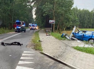Świadkowie nie chcieli pomóc ofiarom wypadku. Zmusiła ich do tego jedna osoba