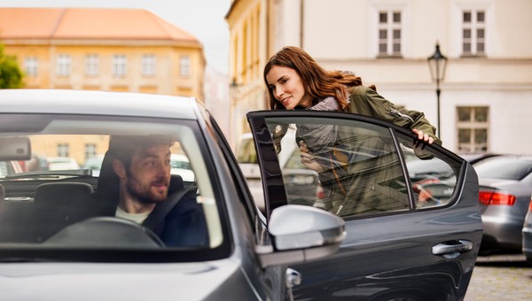 W przejazdach z aplikacji ma być bezpieczniej. Będą nowe przepisy. Przewoźnicy także wprowadzają nowe rozwiązania