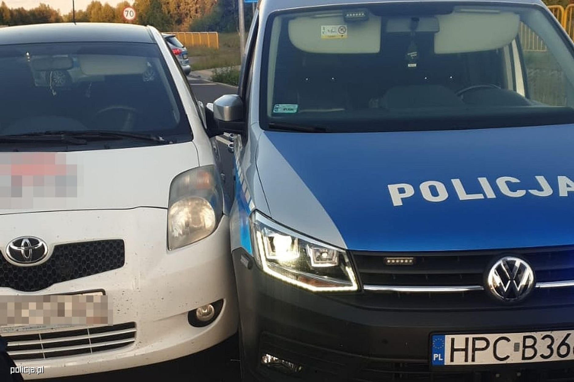 Pościg zakończony został blokadą drogi i strzałami w stronę uciekającego