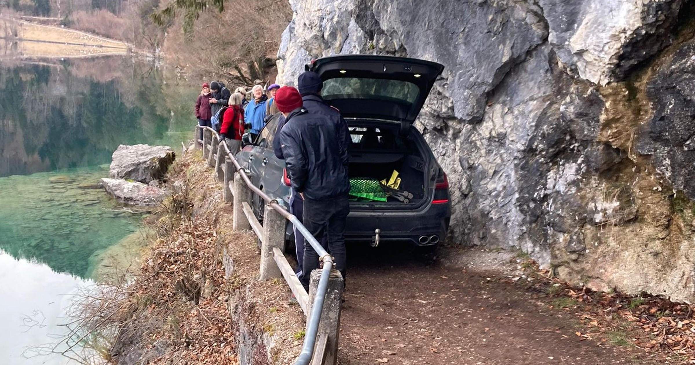 BMW-Alpina B3 Touring zakleszczona na górskim szlaku