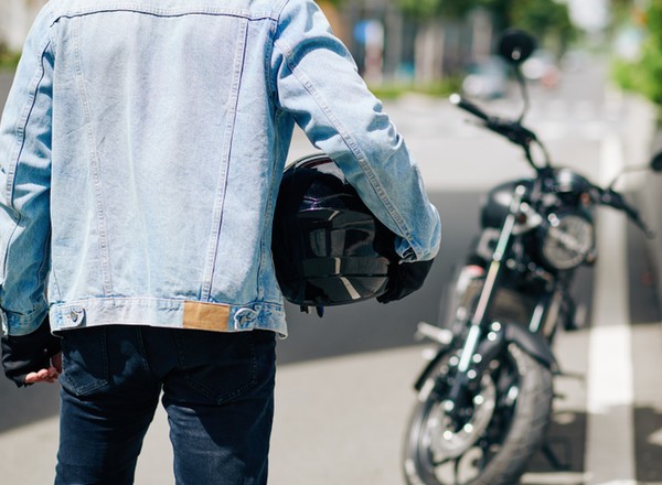 To słynny gest motocyklistów. Wyjaśniamy, co oznacza tajemniczy skrót