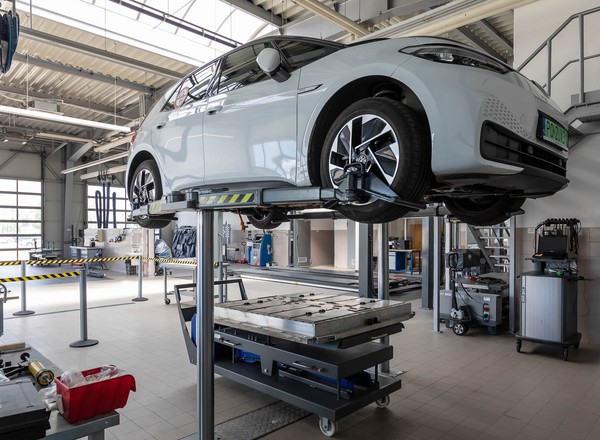 Unijny paszport dla każdej baterii. Auta hybrydowe i elektryczne podrożeją
