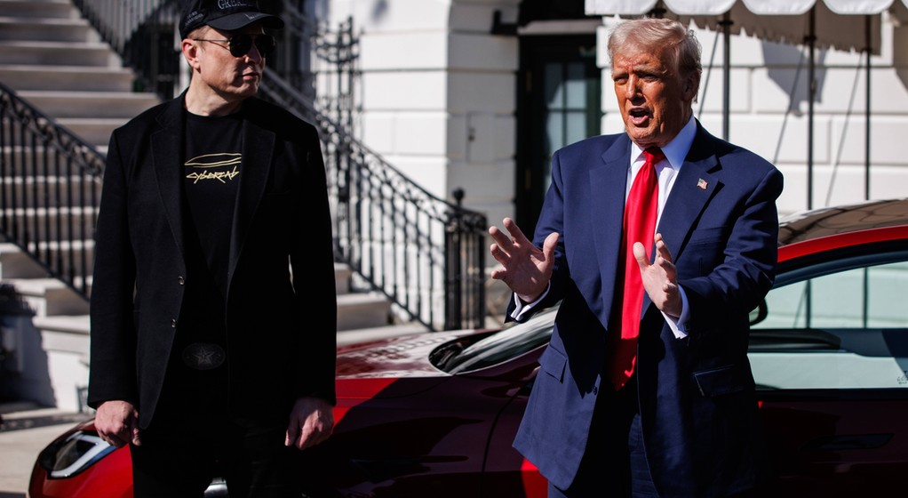 Elon Musk i Donald Trump przy Tesli, marzec 2025 r.