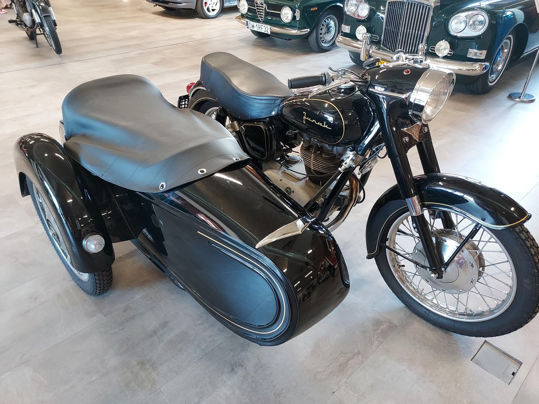 Klasyczne pojazdy na zamku Topacz 2024. Polski motocykl Junak z koszem