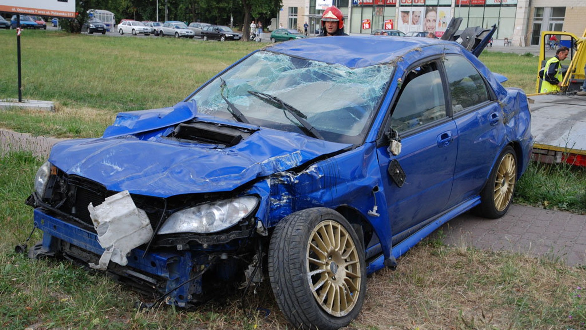 Duże szkody – jeśli straty poszkodowanego przekraczają kwotę 30 tys. zł – należy zgłaszać bezpośrednio do ubezpieczyciela sprawcy.