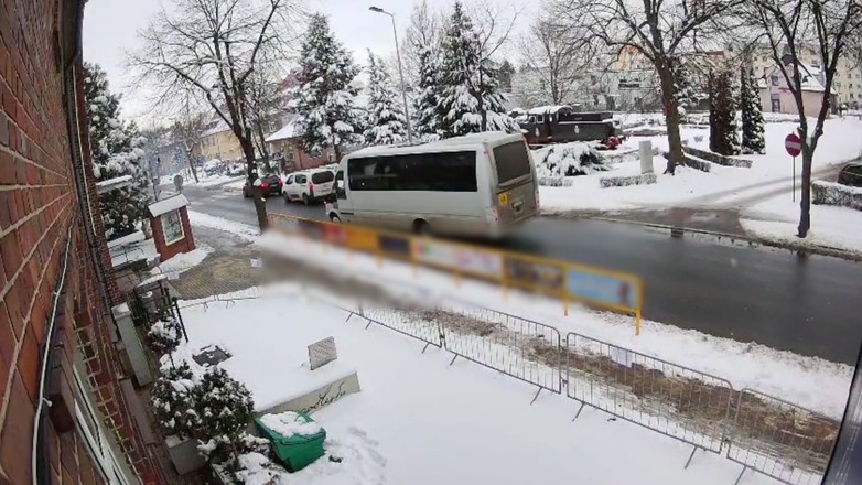Omijanie pojazdów, które przepuszczają pieszych