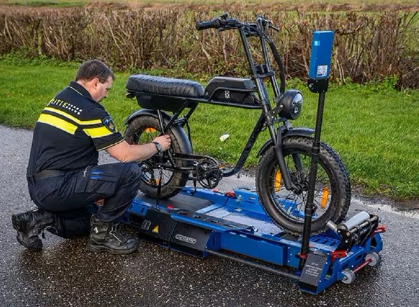 Nowa broń  holenderskiej policji szybko wykaże, czy jednoślad był "podkręcany". Jest przenośna