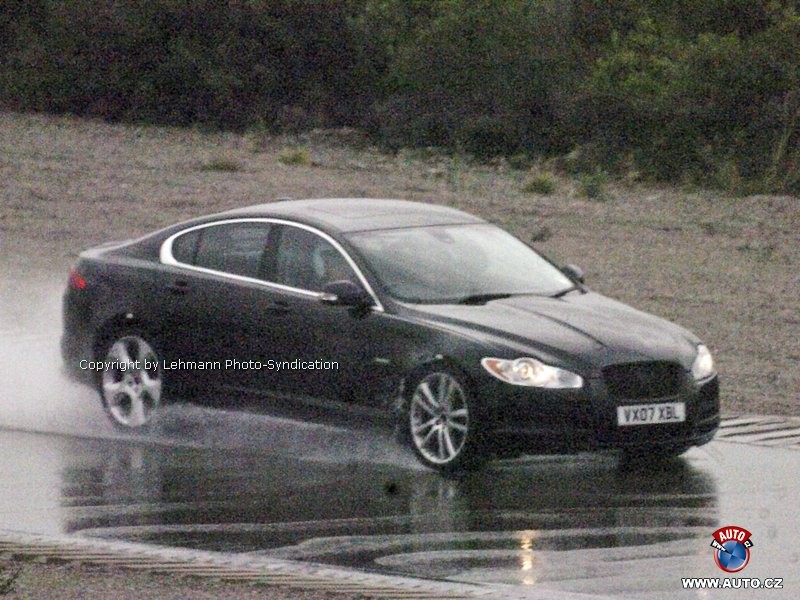 Zdjęcia szpiegowskie: Sportowy sedan Jaguar XF-R bez maskowania