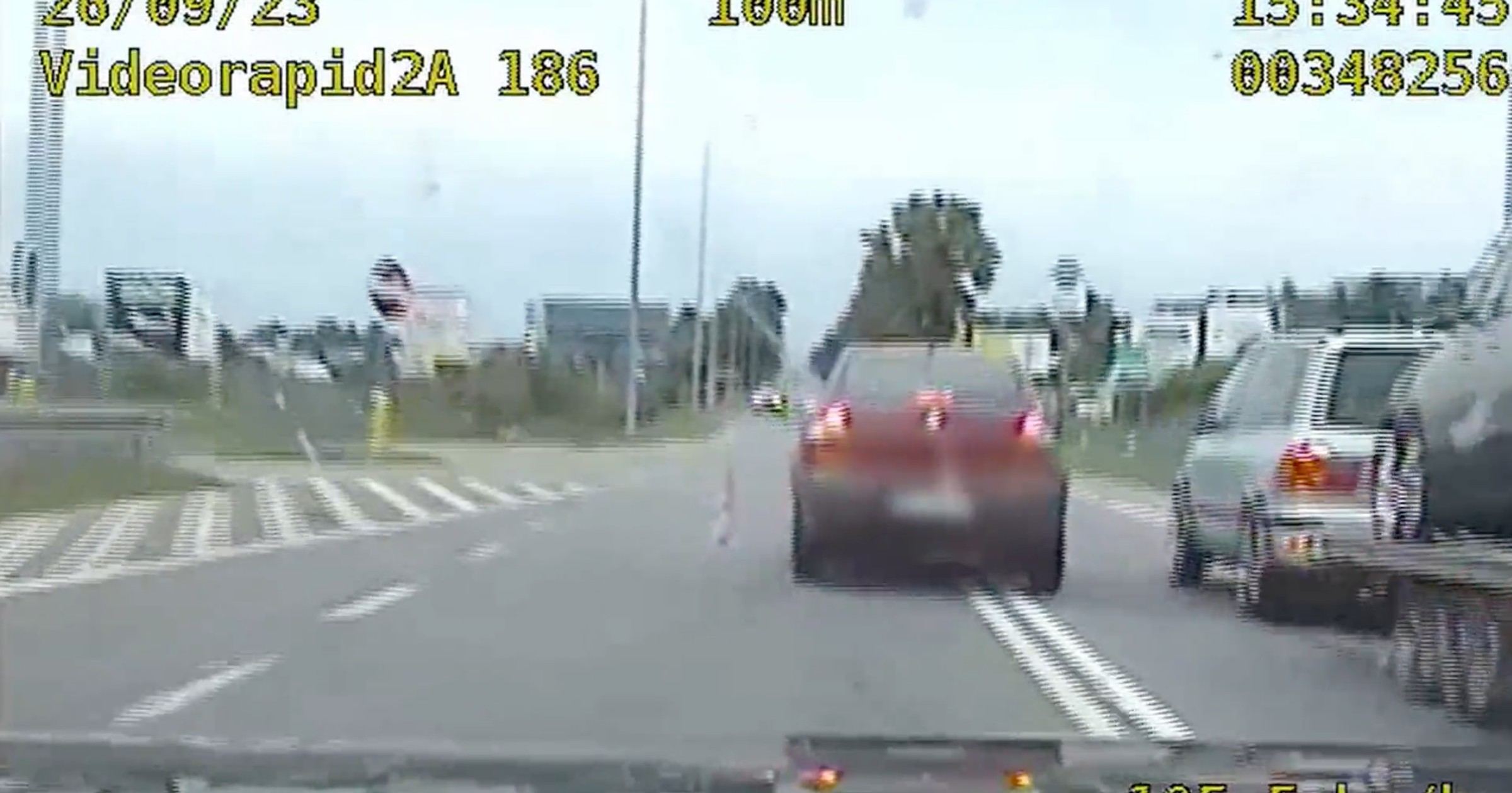 Kierowca Renault podczas ucieczki przed policjantami popełnił kilkadziesiąt wykroczeń
