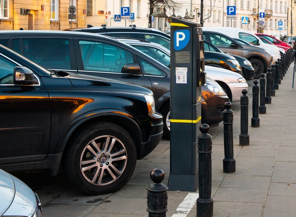 Zuchwała kradzież w centrum Warszawy. Zabrali z samochodu torbę z gotówką