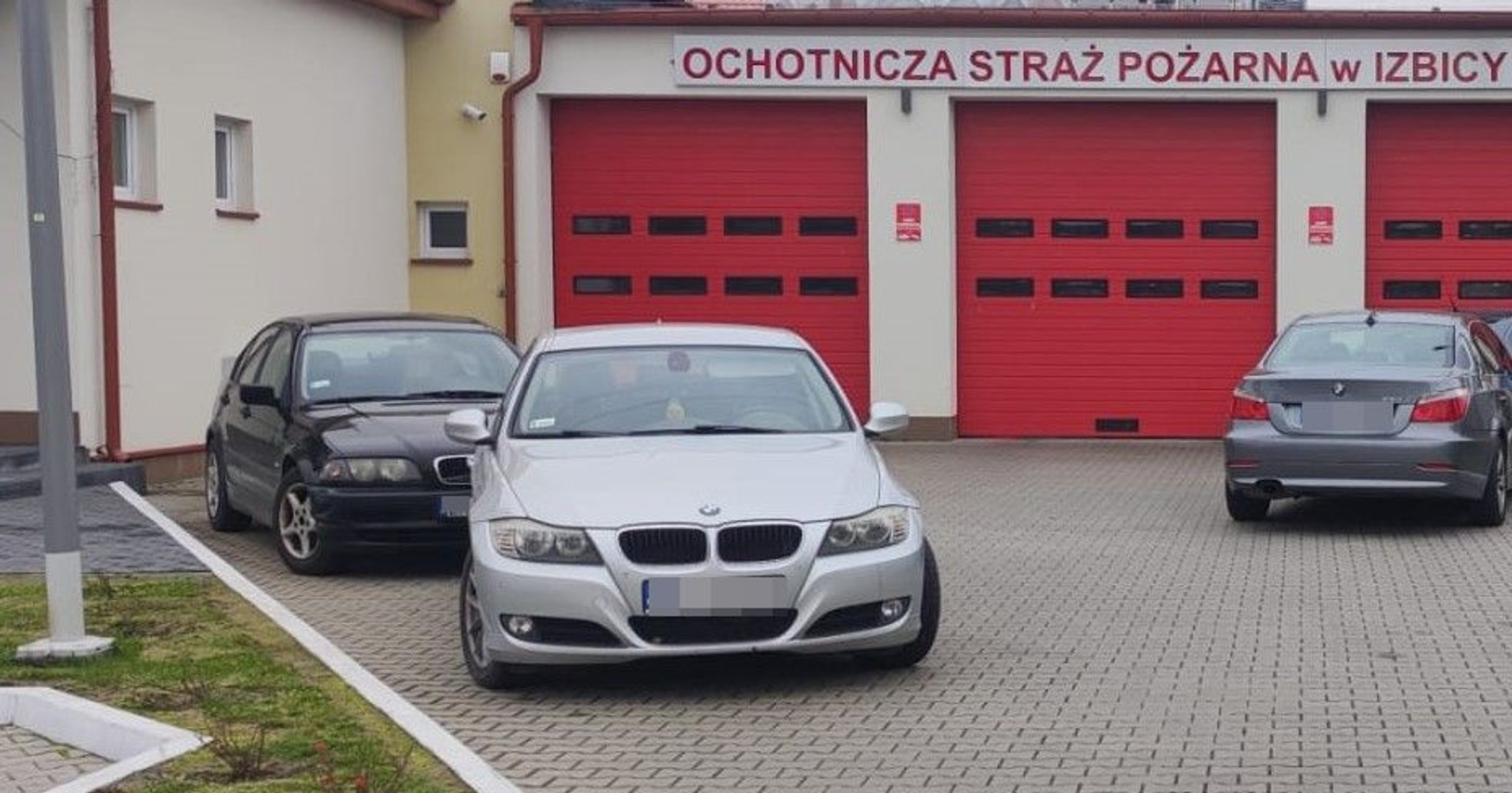 Bezmyślna parkowanie przed remizą OSP Izbica
