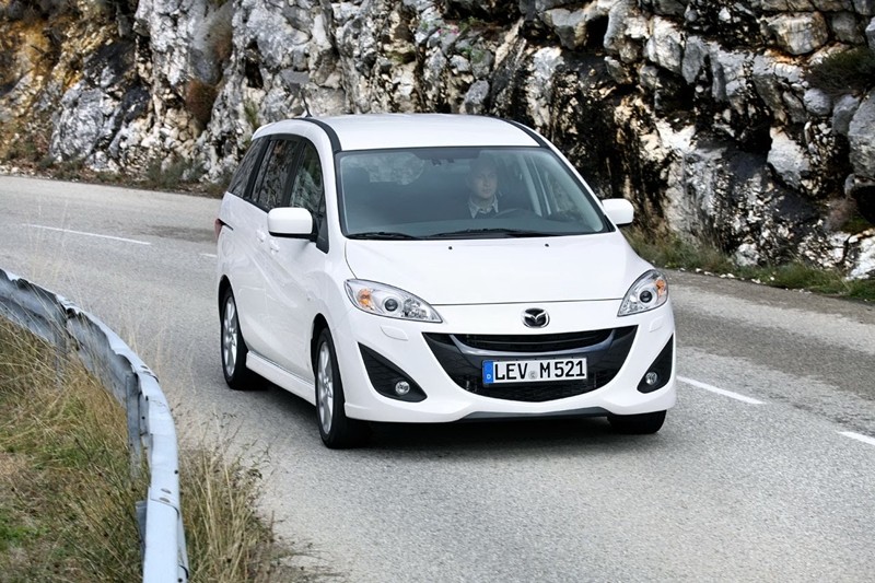 Mazda 5 – biała, lekka, oszczędna