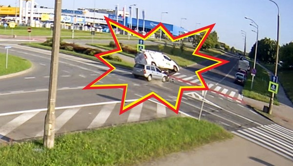 Kierowca Opla odpowie przed sądem. Zmiótł busa ze skrzyżowania [WIDEO]