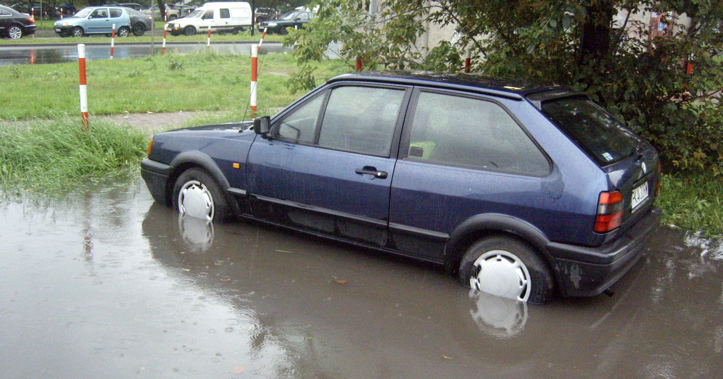 Autocasco a powódź. Tego nie wolno robić z zalanym samochodem