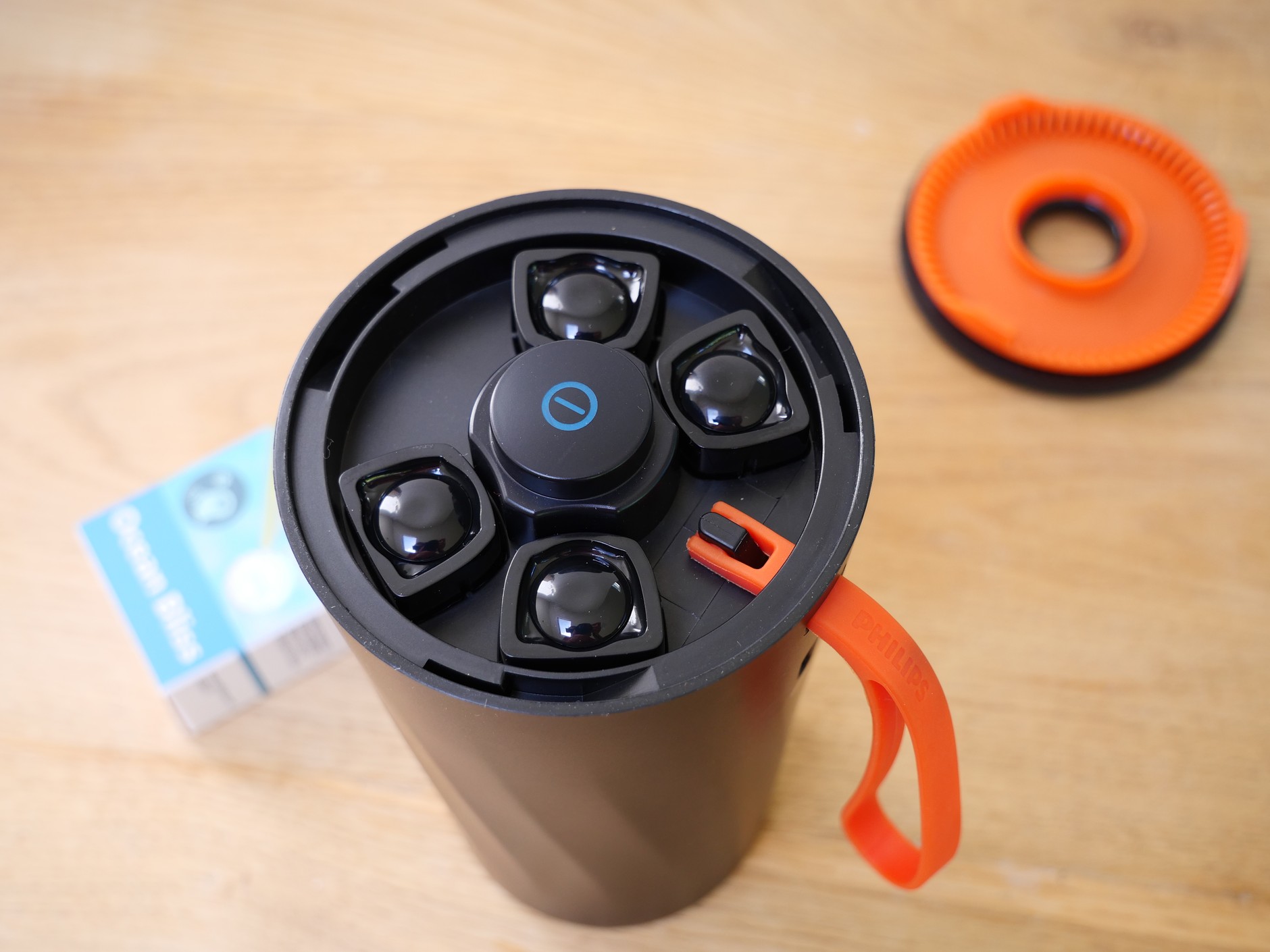 Philips OlfaPure: urządzenia ma sloty na cztery wkłady zapachowe (na zdjęciu już załadowane)