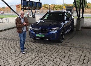 BMW iX3 - wygląda jak normalny SUV, a jak jeździ?