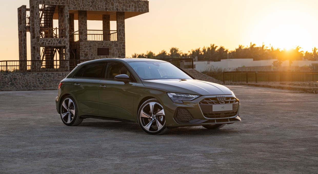 Audi A3 Sportback i Limousine po liftingu. Mają cztery sygnatury świateł i funkcje na żądanie