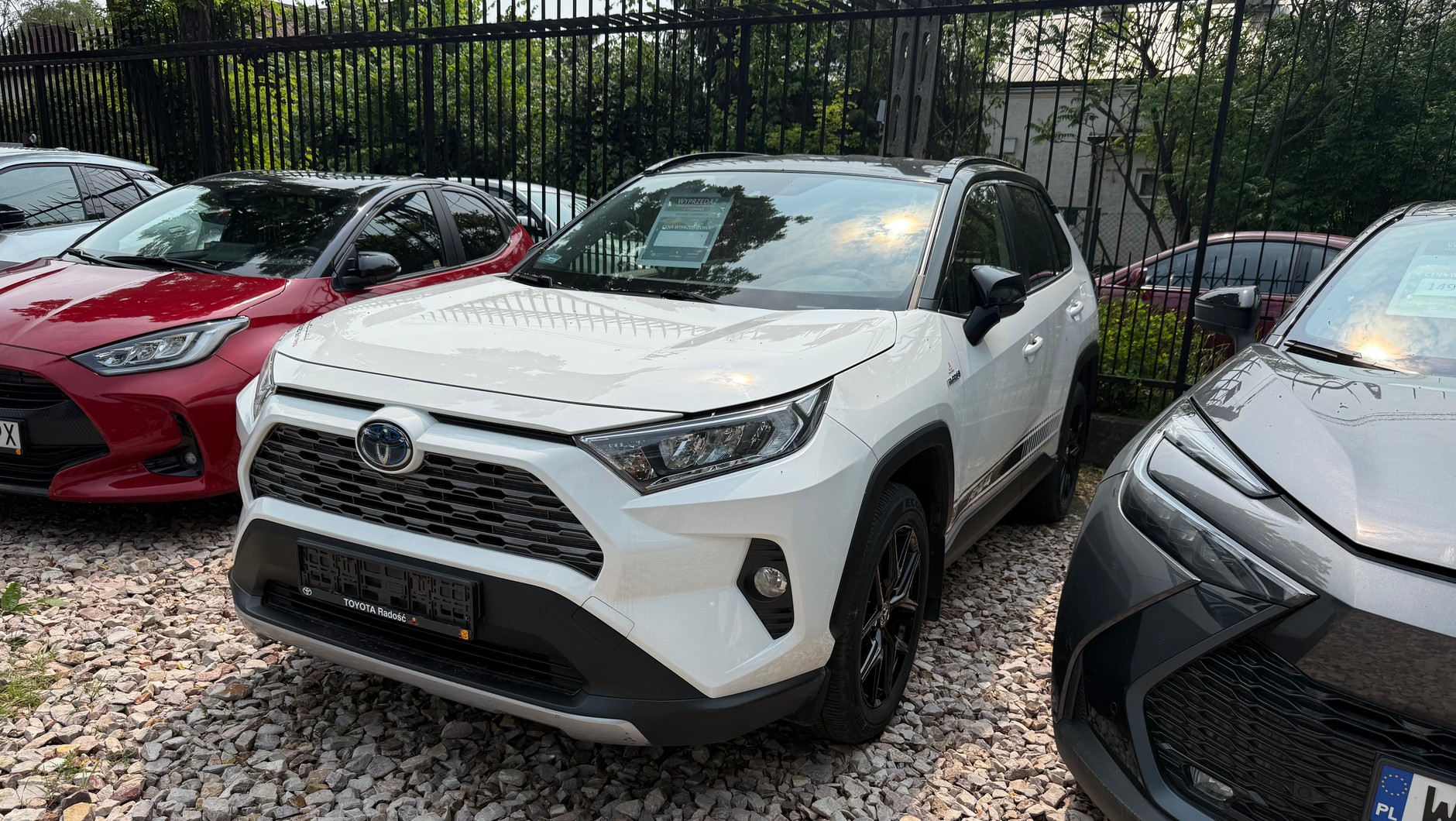 Używana Toyota RAV4 na parkingu dilerskim