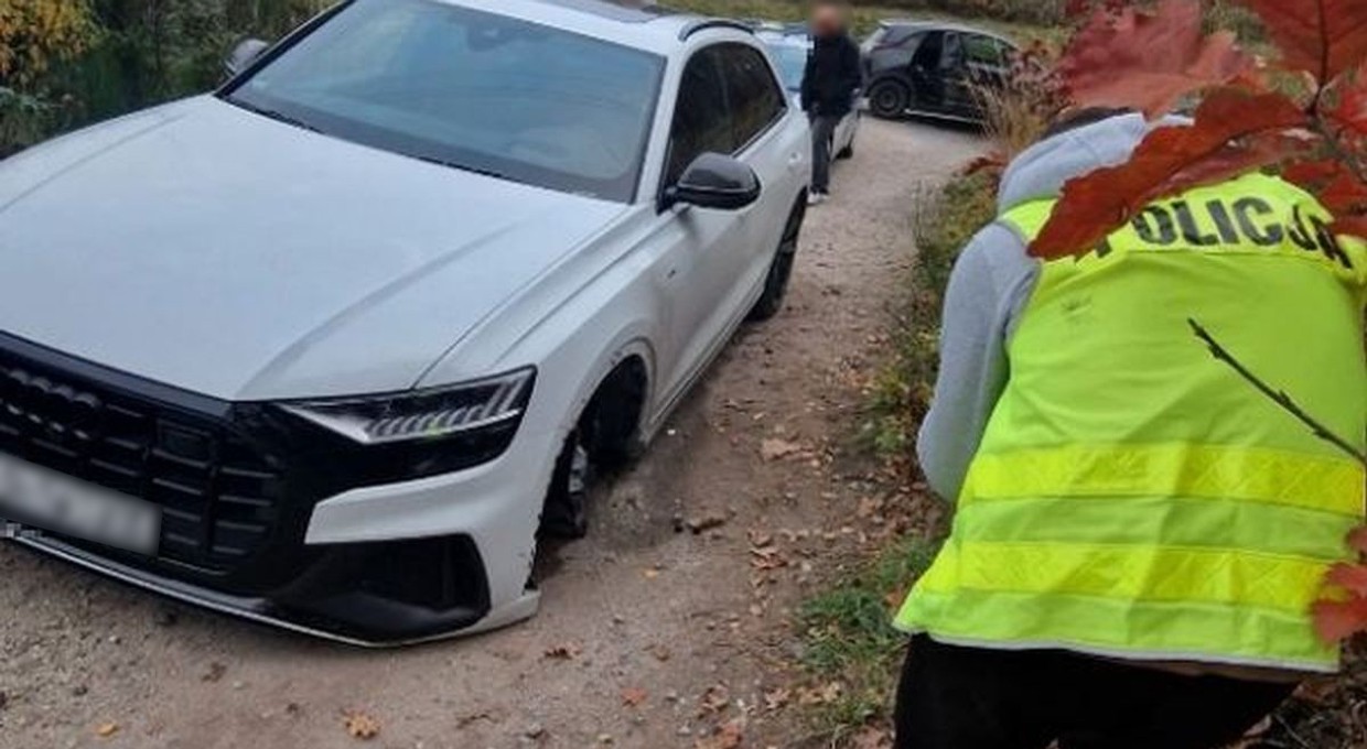 Policjanci odzyskali SUV-a za ponad 400 tys. zł. "Transgraniczny pościg"