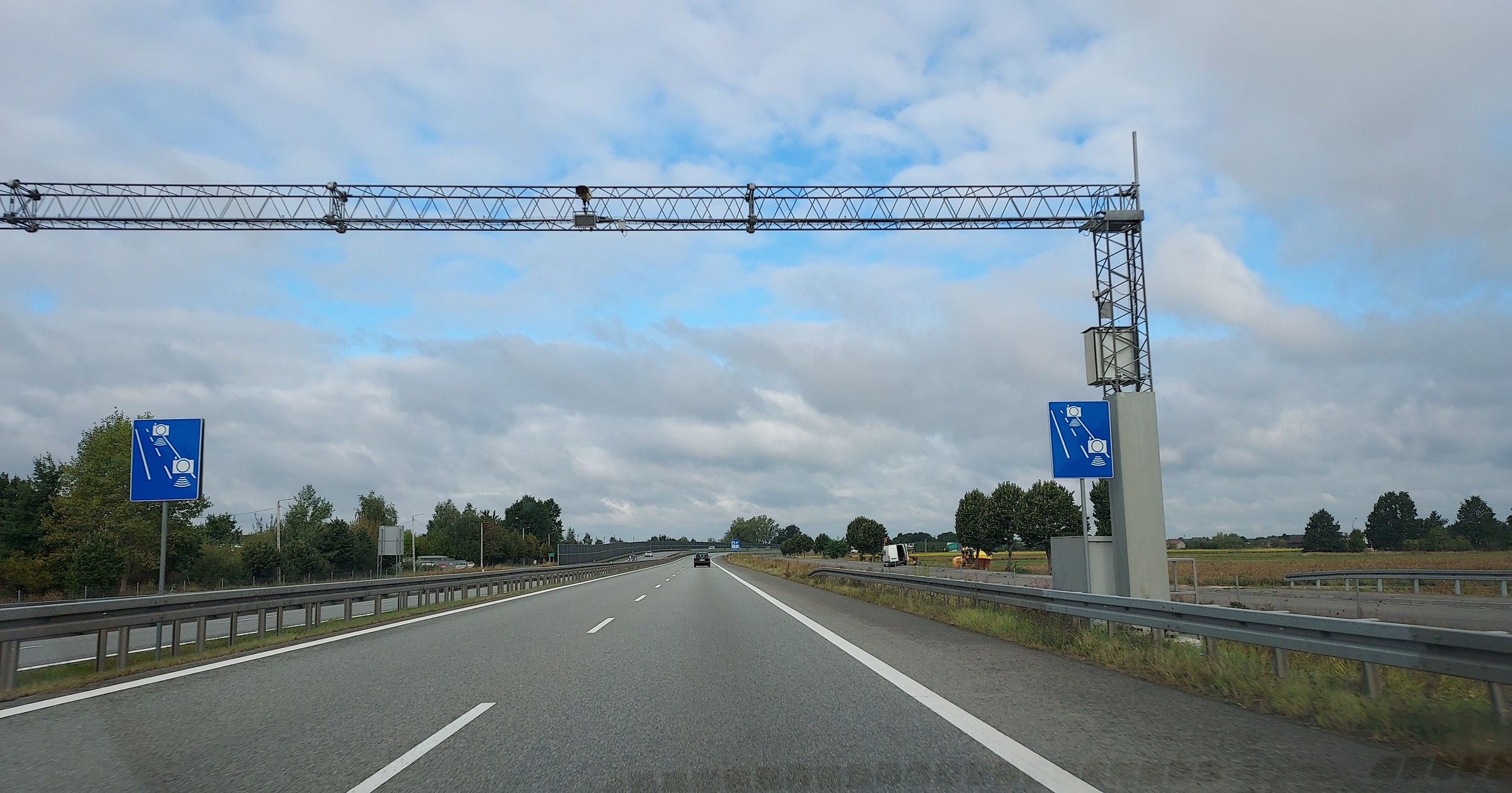 Początek i koniec odcinkowego pomiaru prędkości na drodze S7 pomiędzy Radomiem i Warszawą