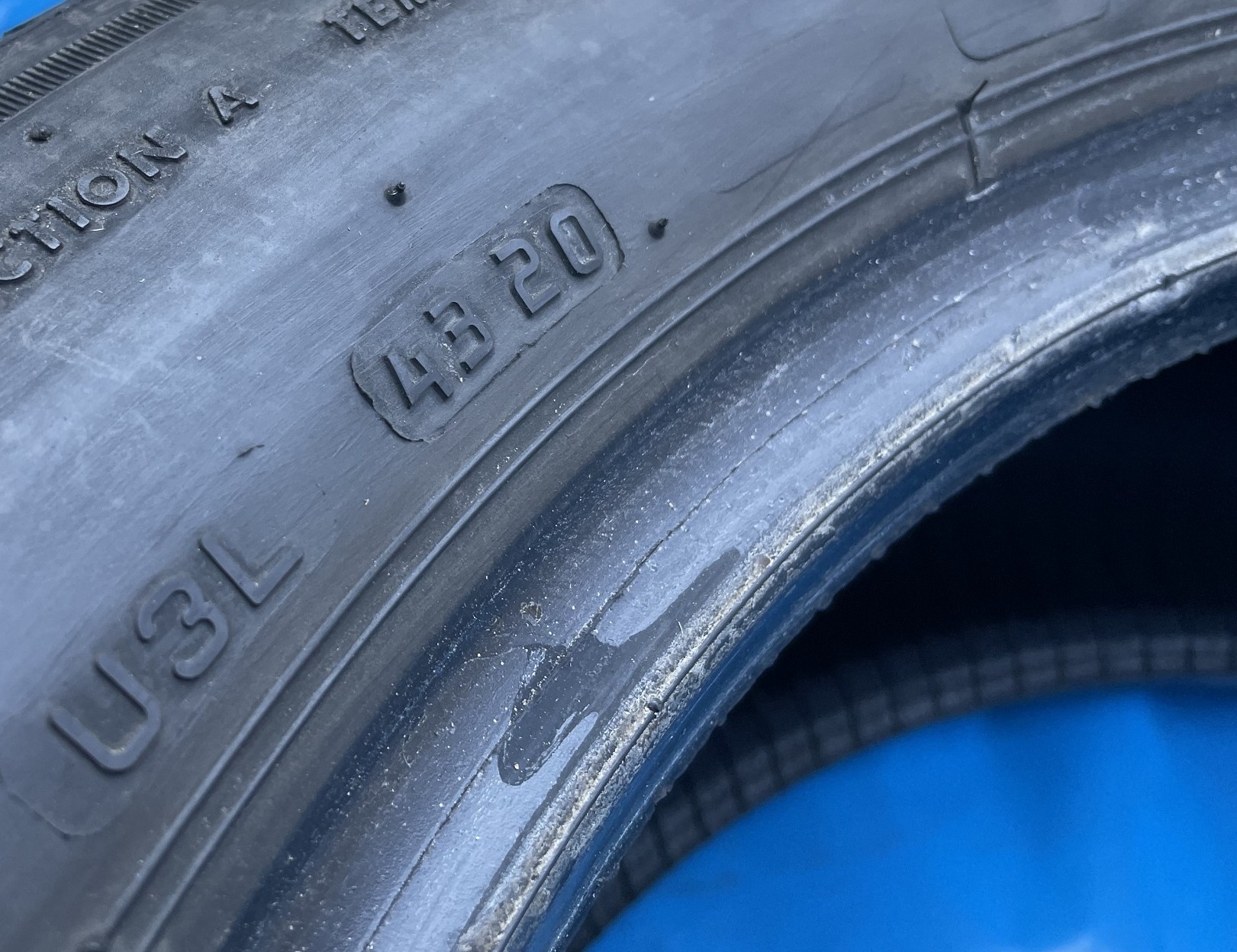 Oznaczenie daty produkcji opony: ten kod oznacza 43 tydzień 2020 roku.