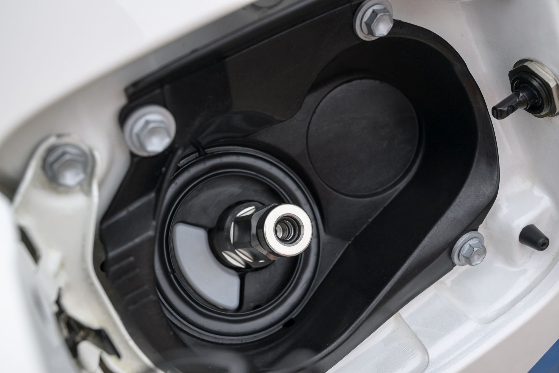 Zawór tankowania wodoru w prototypowej Toyocie Hilux H2