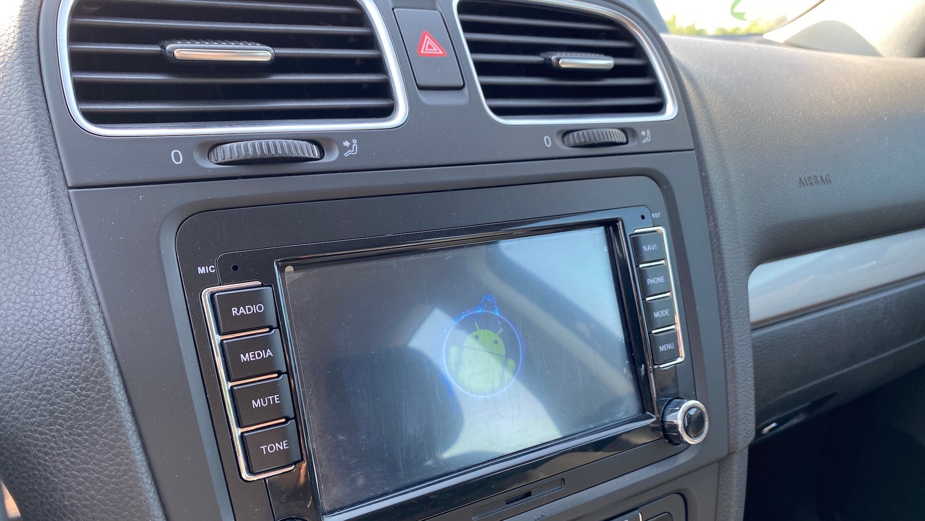 VW Golf 1.4 z 2009 r.: niefabryczne radio z Androidem to miły gadżet – powinno mieć streaming Bluetooth.