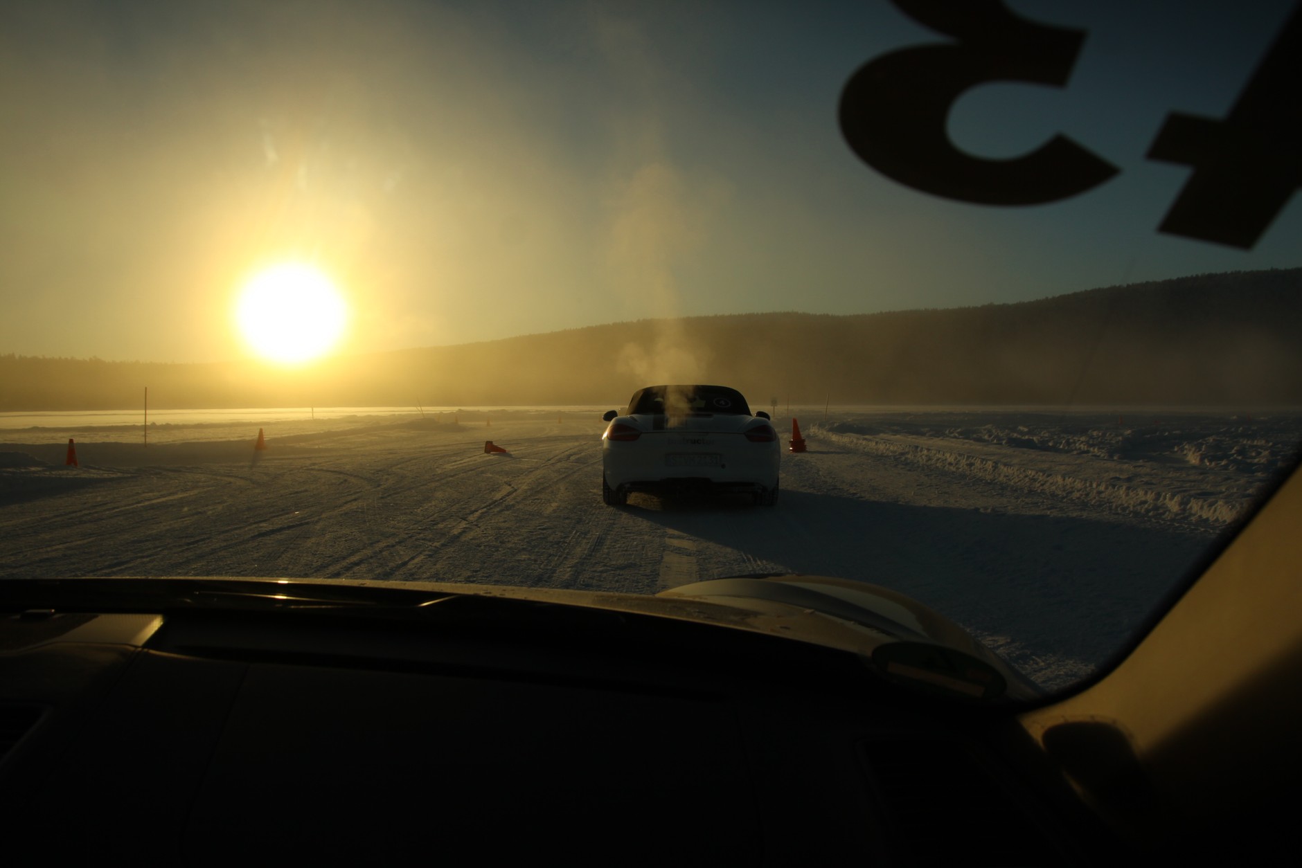 Porsche na zamarzniętym jeziorze