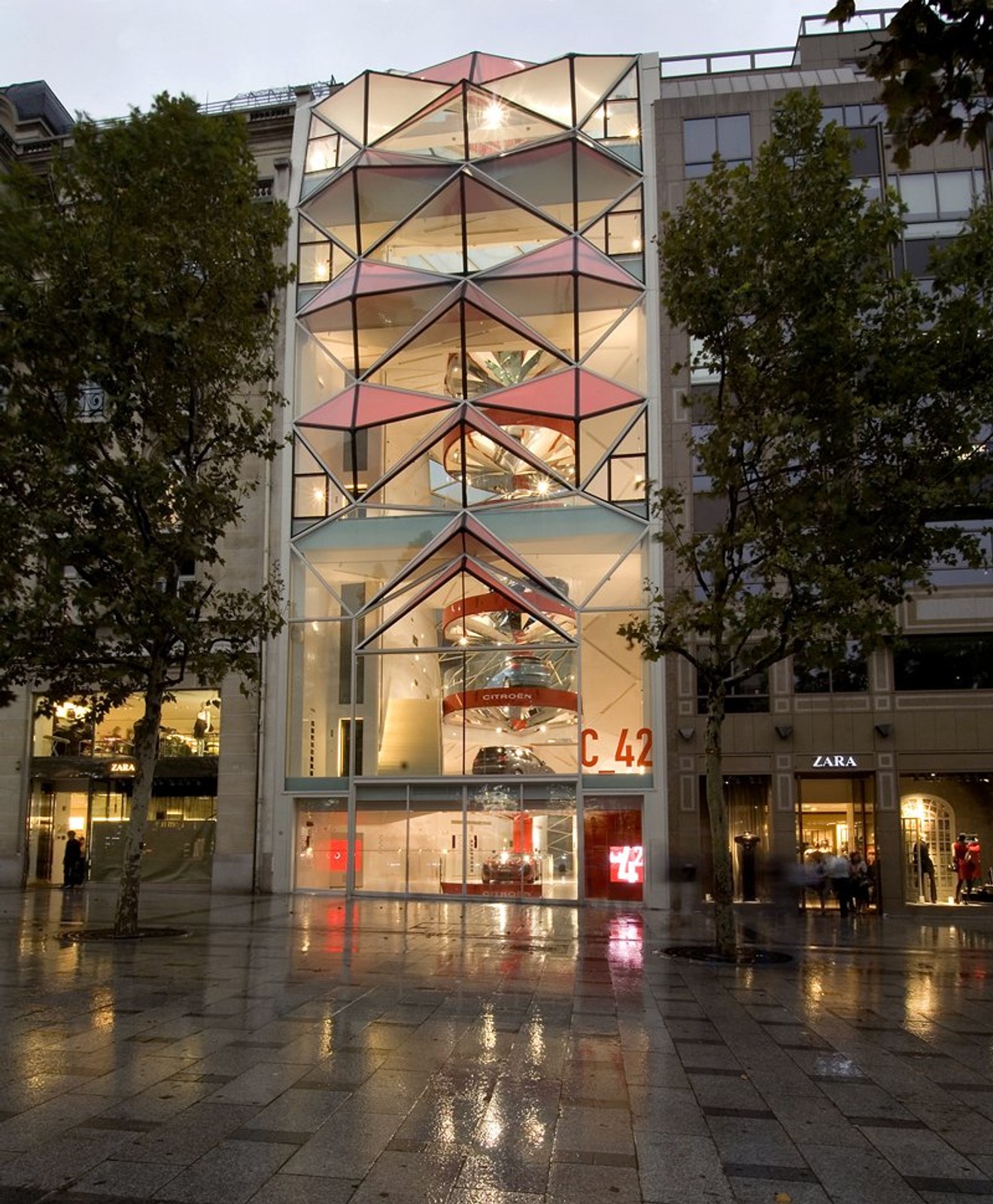 Citroën: C42 - kultowa i symboliczna siedziba na Polach Elizejskich