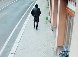Po prostu szedł sobie wzdłuż ulicy. Nagle zmiotło go z chodnika. Mężczyzna walczy o życie