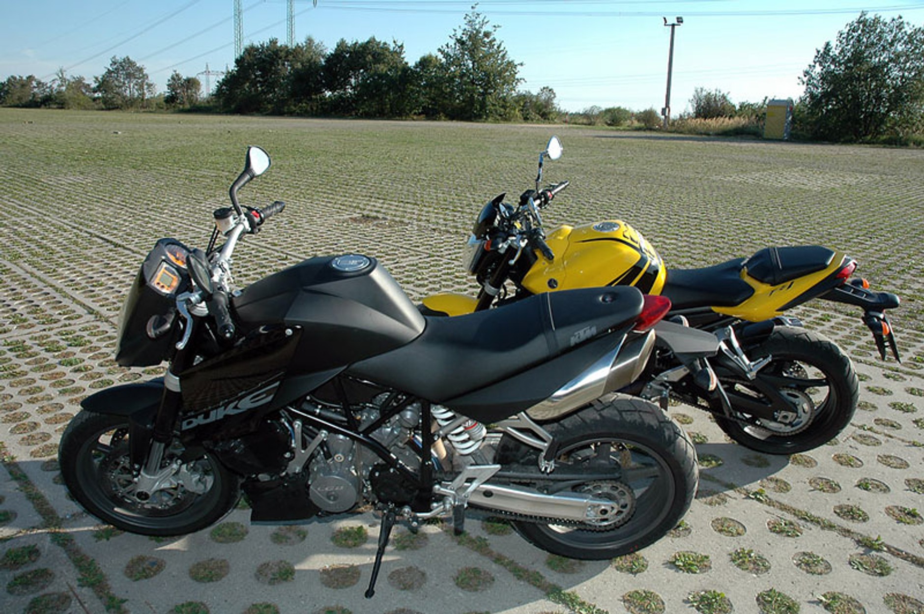 KTM 990 SuperDuke vs. Yamaha FZ1 (test porównawczy)