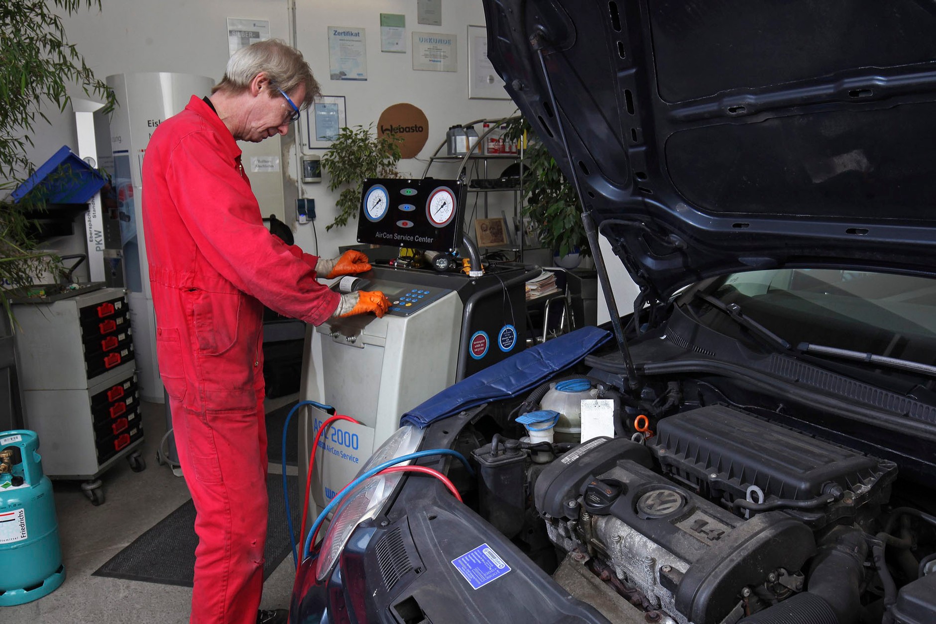 Mechanicy zajmujący się  klimatyzacjami muszą być przeszkoleni. I dobrze, bo nowe chłodziwo R1234yf to
 w przypadku nieodpowiedniej obsługi wyjątkowo niebezpieczna mieszanina.