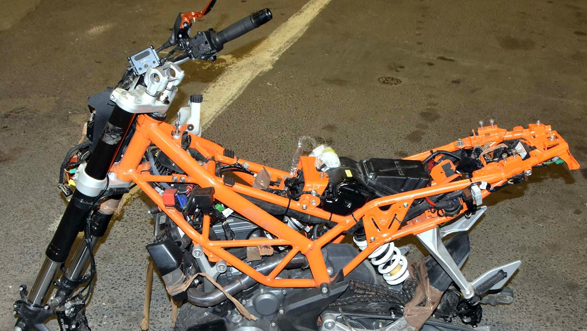 Rama motocykla KTM skradzionego w Czechach i odkrytego na granicy z Ukrainą